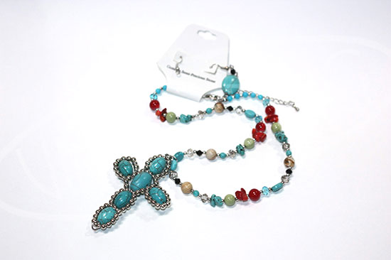 Assorted Fashion Jewelry - 250 units - <p>Lots are varied and consist of a mix of necklaces, chains with pendants, rings, bracelets (bangles, beaded, chunky, pearl, stretch), earrings (studs, dangling, fancy, hoop), earring and necklace sets, tribal jewelry, pins, hoop earring sets, infant earrings and more!</p>
