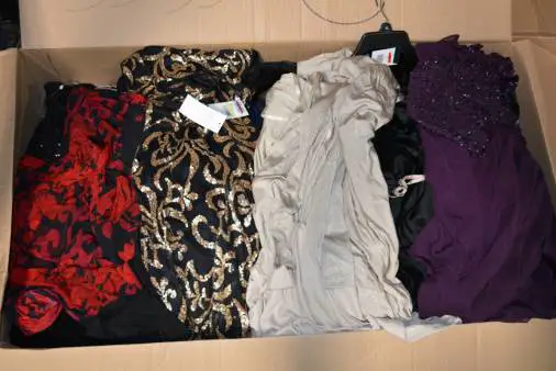 HE Department Store Shelf-Pull Women's Dresses & Suits Lots