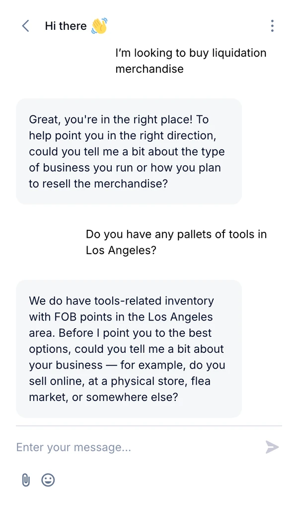 El chat con IA de Via Trading respondiendo una pregunta sobre paletas de herramientas en Los Ángeles