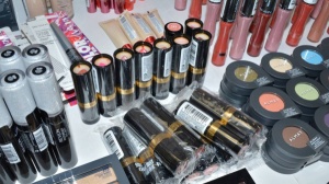 img-product-Revlon Assorted New Overstock Cosmetic & Accessory Lots
